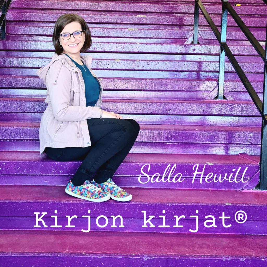 Salla Hewitt istuu portailla, katsoo kameraan ja hymyilee. Kuvan päälle kirjoitettu teksti: Salla Hewitt, Kirjon kirjat.